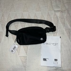 Lululemon Everywhere Belt Bag 🍋